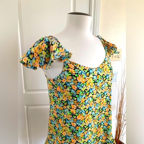 Davi & Dani Off Shoulders Dress - Picture 3 of 10